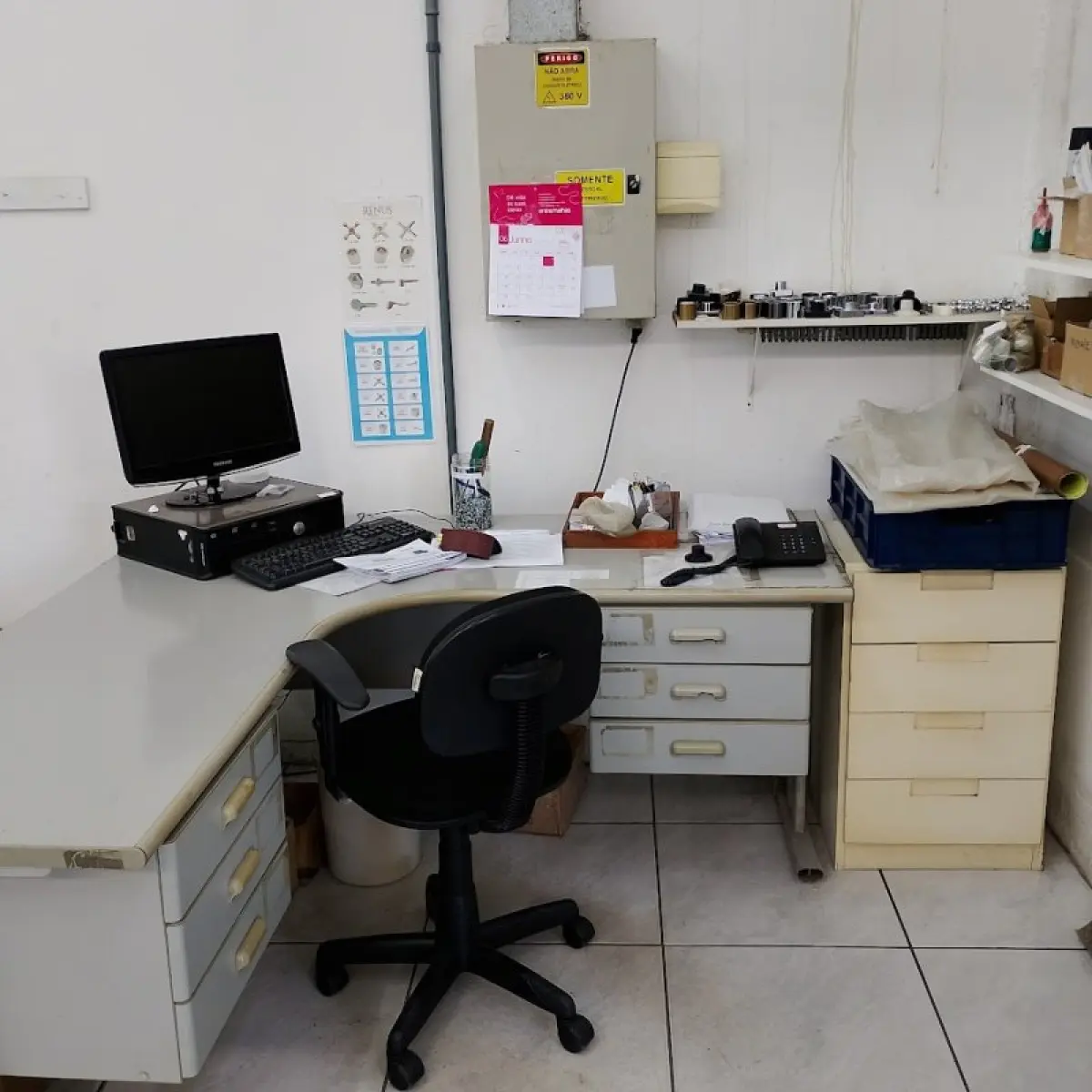 LOTE 012 - térreo - móveis equip de esc e informat