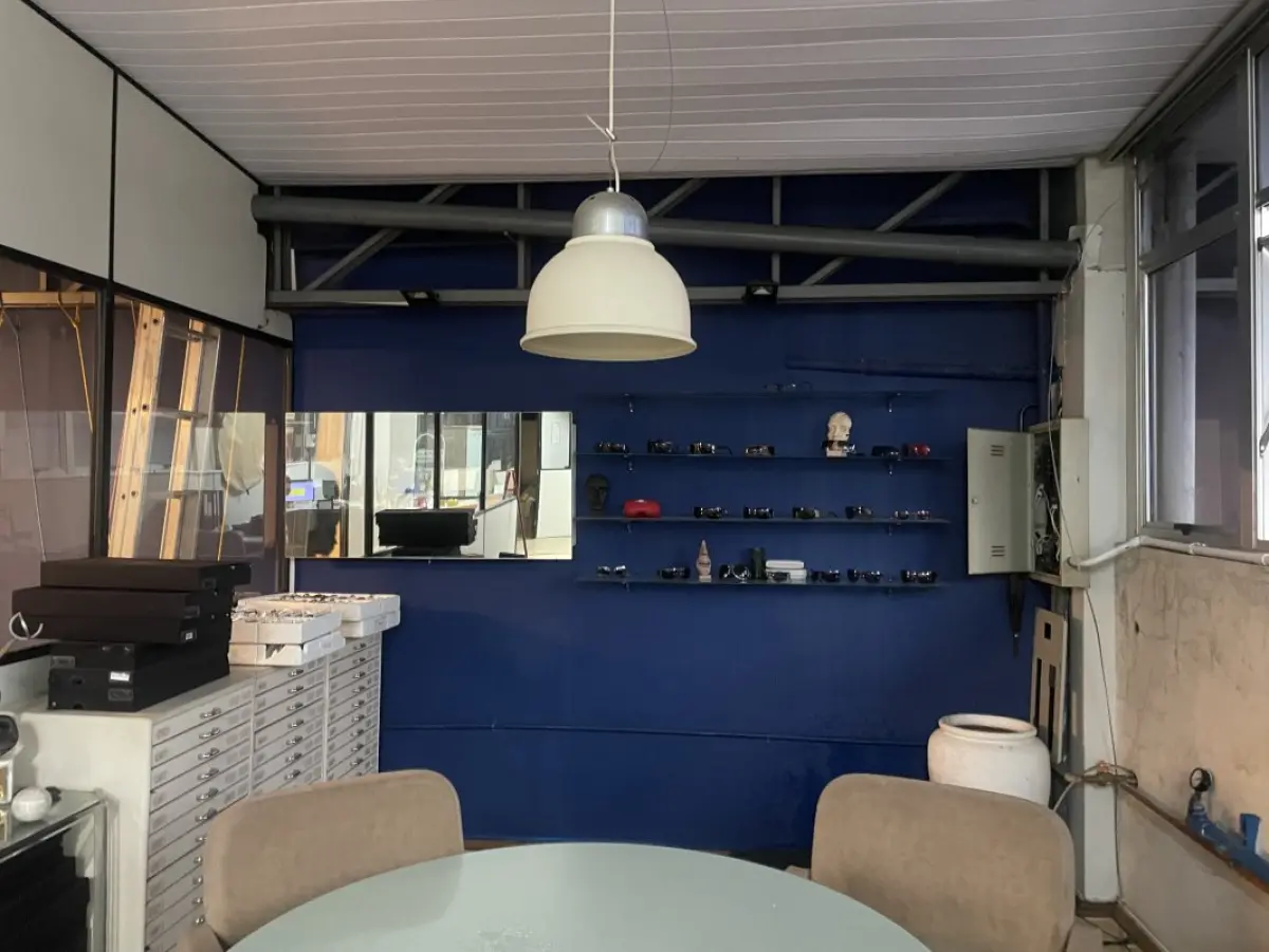 LOTE 000 - O prédio nºs 212 e 220 da Rua Hoffmann e o respectivo terreno medindo 15,50m de frente ao sudoeste, a dita rua; ao noroeste, mede 41,80m de extensão da frente ao fundo