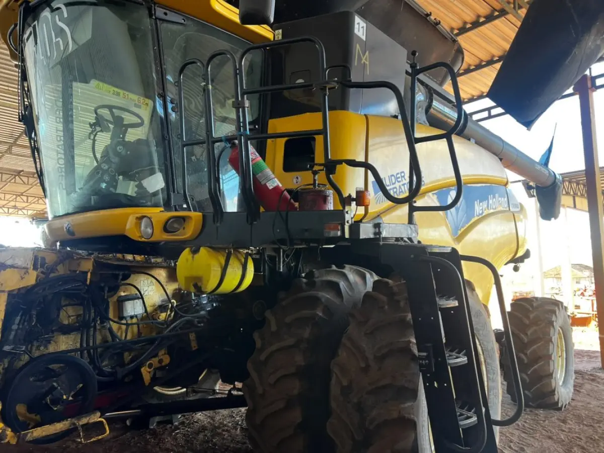 LOTE 098 - 01 Colheitadeira CR 9060 New Holland, ano 2014 JHFY90601DJ502618 (UNIFICADO COM O LOTE 104)