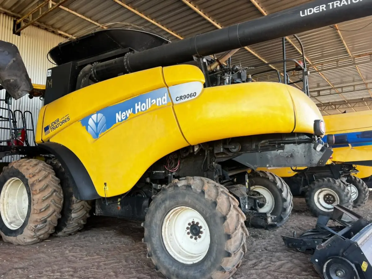 LOTE 098 - 01 Colheitadeira CR 9060 New Holland, ano 2014 JHFY90601DJ502618 (UNIFICADO COM O LOTE 104)