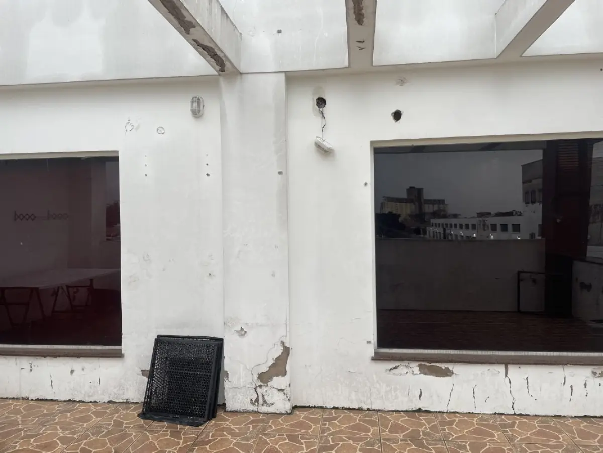 LOTE 000 - O prédio nºs 212 e 220 da Rua Hoffmann e o respectivo terreno medindo 15,50m de frente ao sudoeste, a dita rua; ao noroeste, mede 41,80m de extensão da frente ao fundo