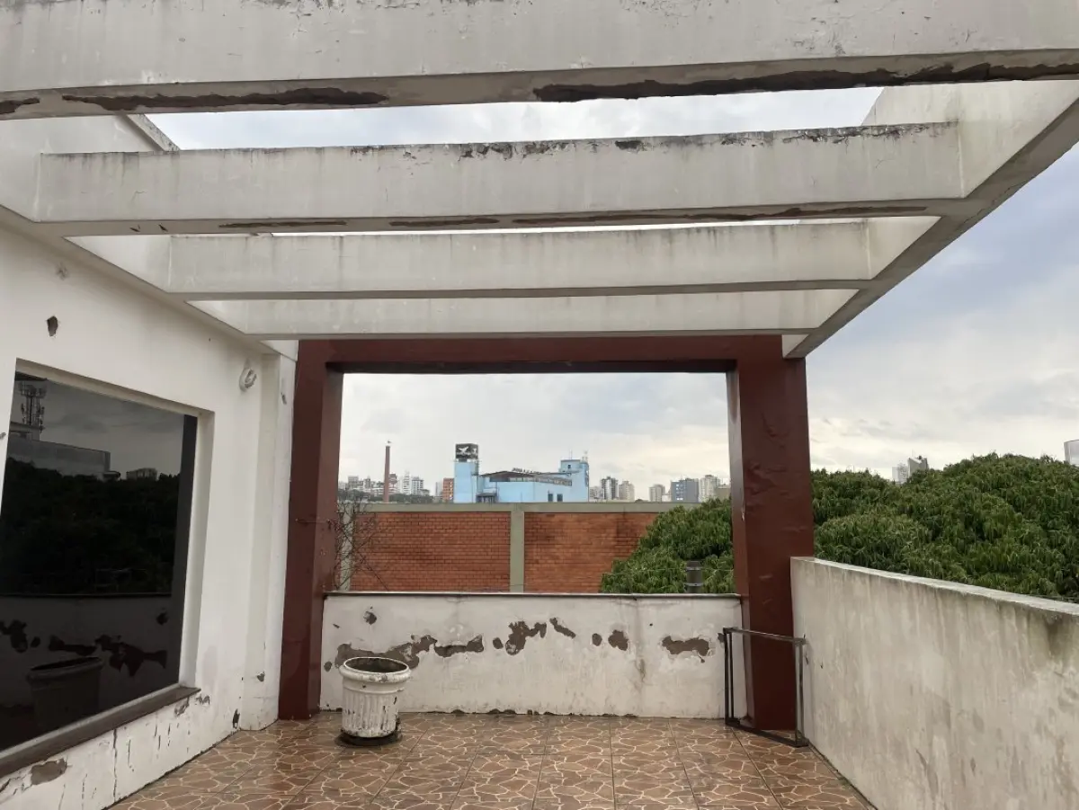 LOTE 000 - O prédio nºs 212 e 220 da Rua Hoffmann e o respectivo terreno medindo 15,50m de frente ao sudoeste, a dita rua; ao noroeste, mede 41,80m de extensão da frente ao fundo