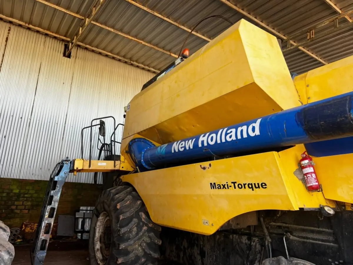 LOTE 097 - 01 Colheitadeira TC 5090 New Holland ano ano 2006 YCC530636