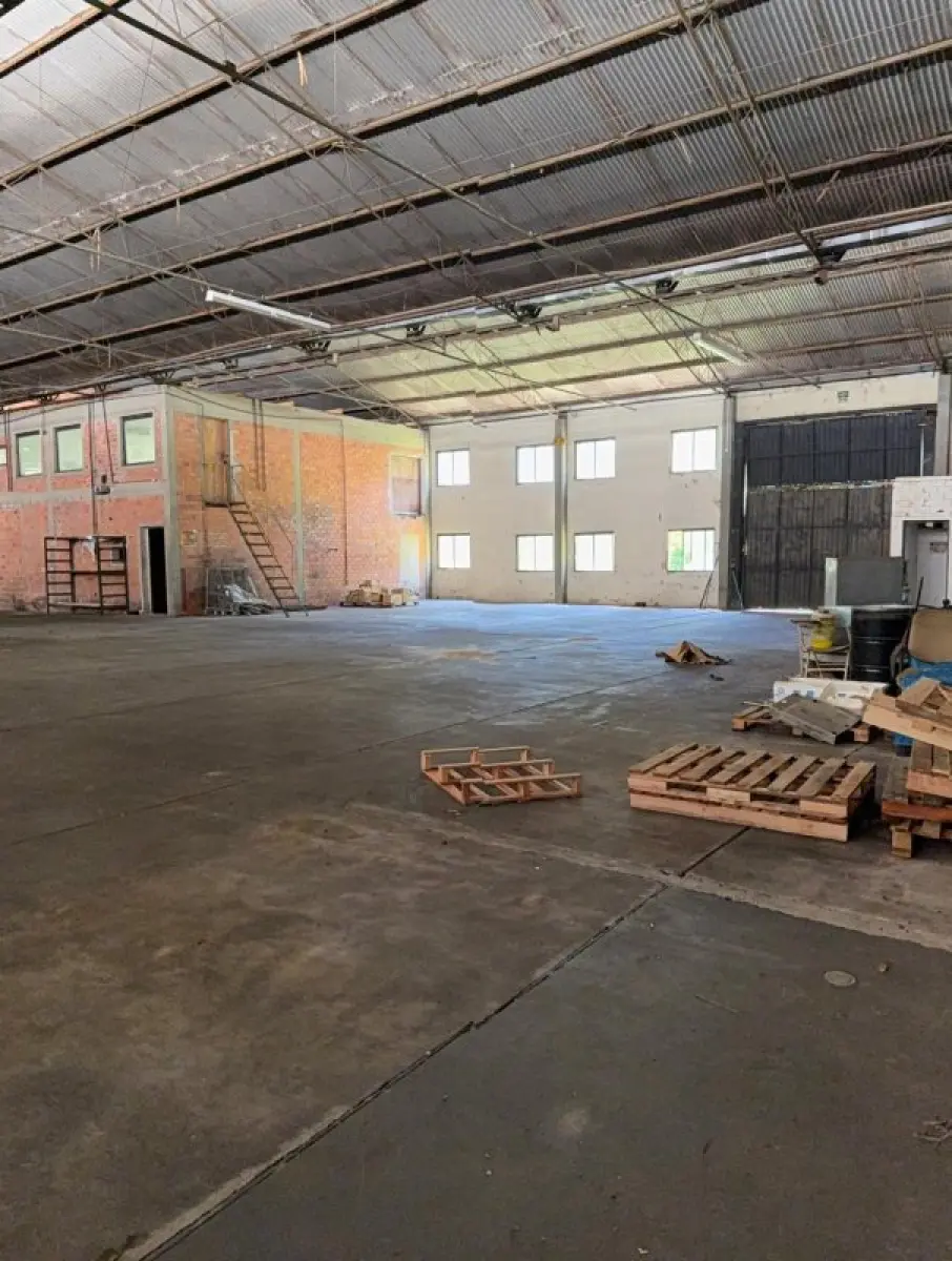 LOTE 001 - Uma área de terras com 39.353,50m², localizada na Estrada BR-116, zona urbana desta cidade de Eldorado do Sul/RS Uma fração de terras, situada à margem da BR-116, no distrito de Flor do Conde, na zona de expansão urbana deste município de Guaíba