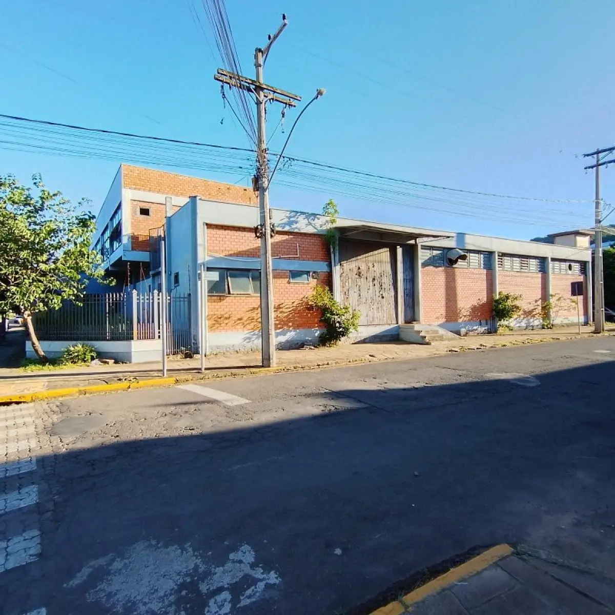 LOTE 001 - Um complexo de prédios industriais e comerciais na Rua João Correa, de esquina com complemento de pavilhões na Rua atrás que é a Rua Afonso Masiero. Terreno com área de 1.446,25m2 com nº 2188 na Rua Joao Correa