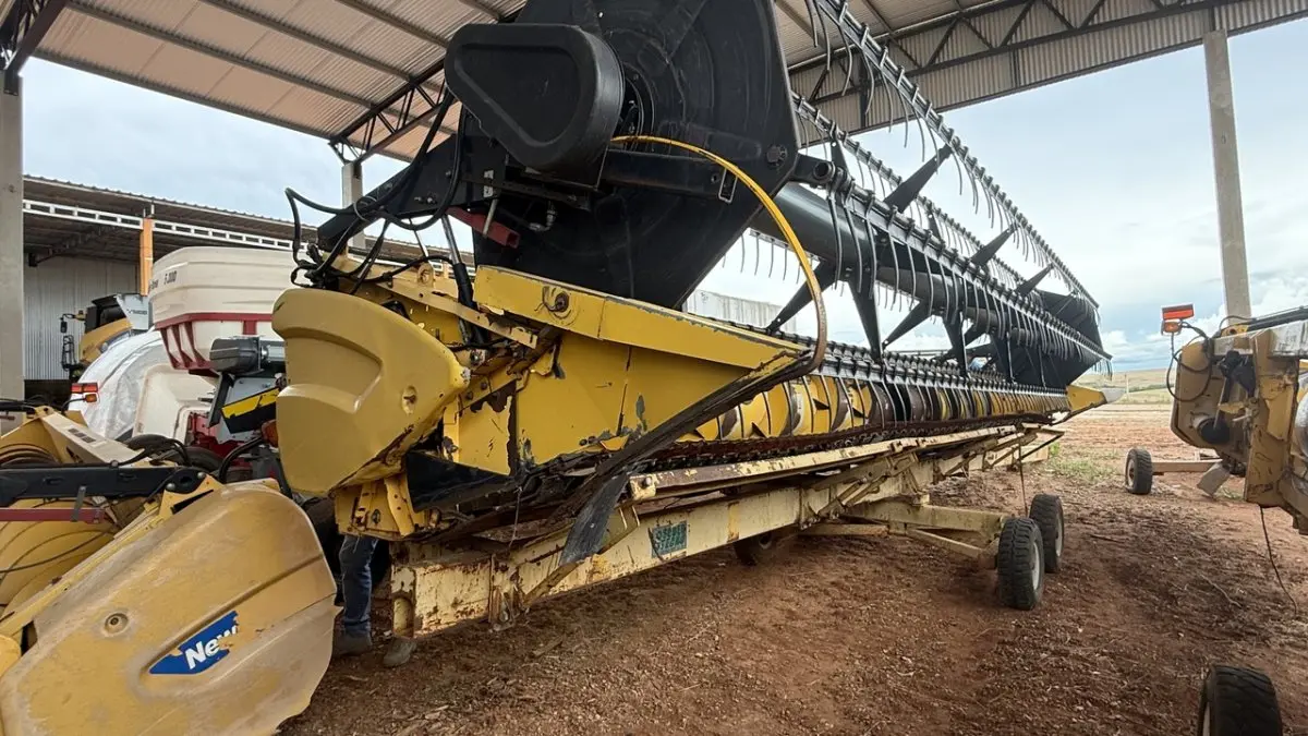 LOTE 109 - 01 Plataforma New Holand amar. Superflex (+ reboque p/ plataforma) 25 Linhas