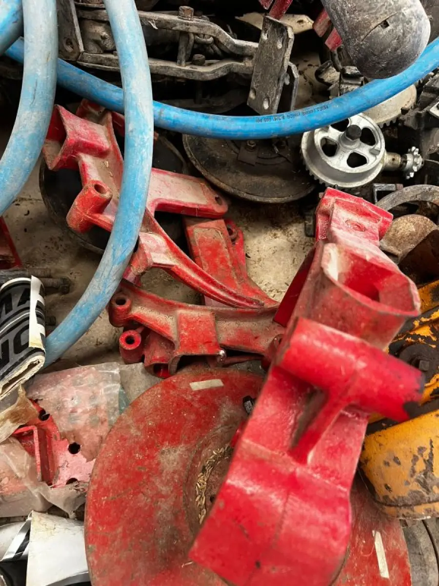 LOTE 001 - Lote com peças diversas para plantadeiras, tratores, colheitadeiras