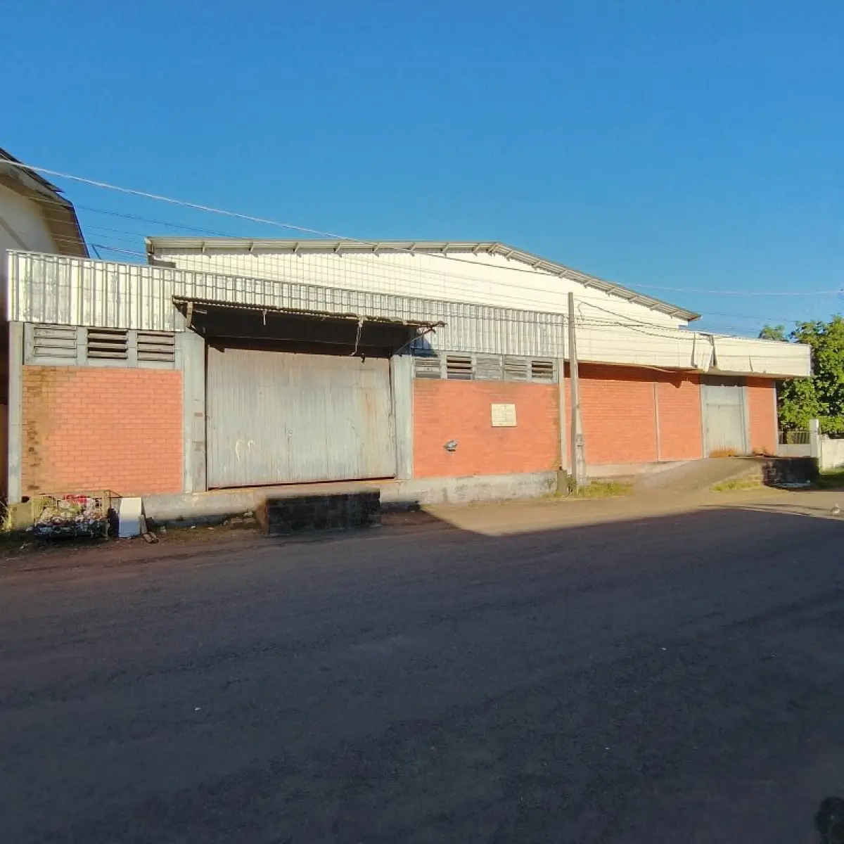 LOTE 001 - Um complexo de prédios industriais e comerciais na Rua João Correa, de esquina com complemento de pavilhões na Rua atrás que é a Rua Afonso Masiero. Terreno com área de 1.446,25m2 com nº 2188 na Rua Joao Correa