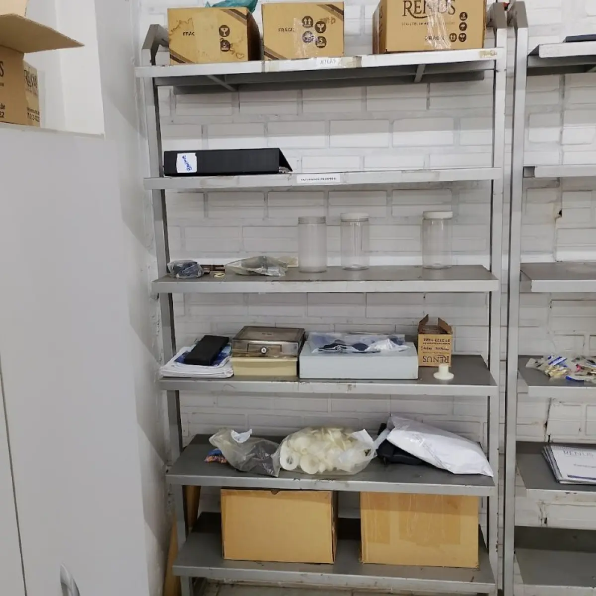 LOTE 013 - Térreo - Móveis, equipamentos de escritório, informática e armazenagem