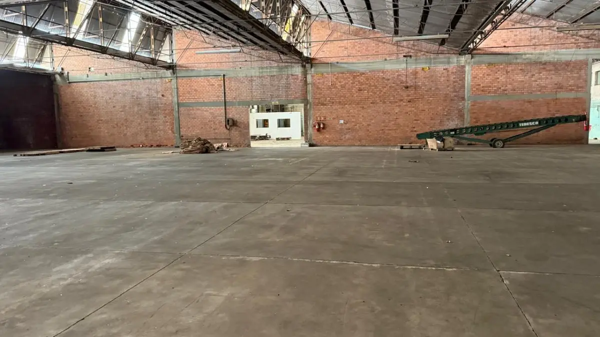 LOTE 001 - Uma área de terras com 39.353,50m², localizada na Estrada BR-116, zona urbana desta cidade de Eldorado do Sul/RS Uma fração de terras, situada à margem da BR-116, no distrito de Flor do Conde, na zona de expansão urbana deste município de Guaíba