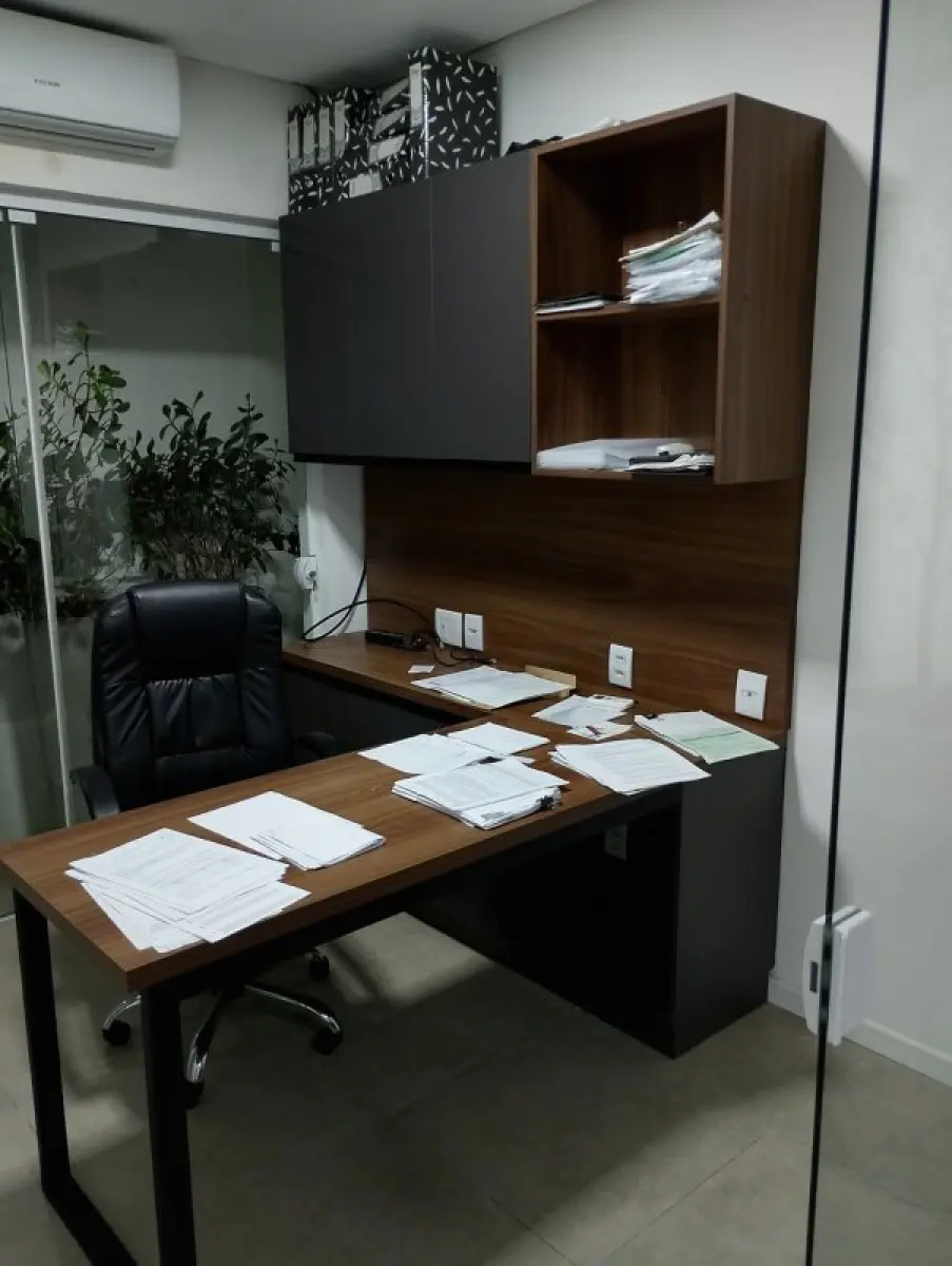 LOTE 147 - 1 Conjunto Armário balcão planejado, 1 Cadeira executiva
