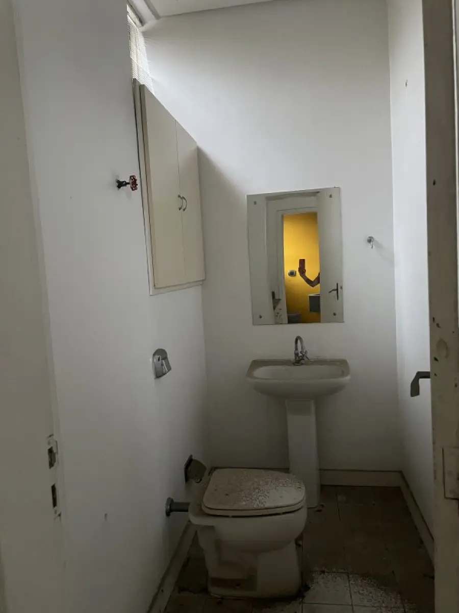 LOTE 000 - O prédio nºs 212 e 220 da Rua Hoffmann e o respectivo terreno medindo 15,50m de frente ao sudoeste, a dita rua; ao noroeste, mede 41,80m de extensão da frente ao fundo