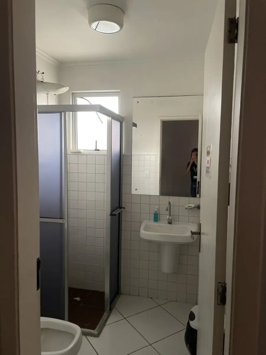 LOTE 000 - O prédio nºs 212 e 220 da Rua Hoffmann e o respectivo terreno medindo 15,50m de frente ao sudoeste, a dita rua; ao noroeste, mede 41,80m de extensão da frente ao fundo
