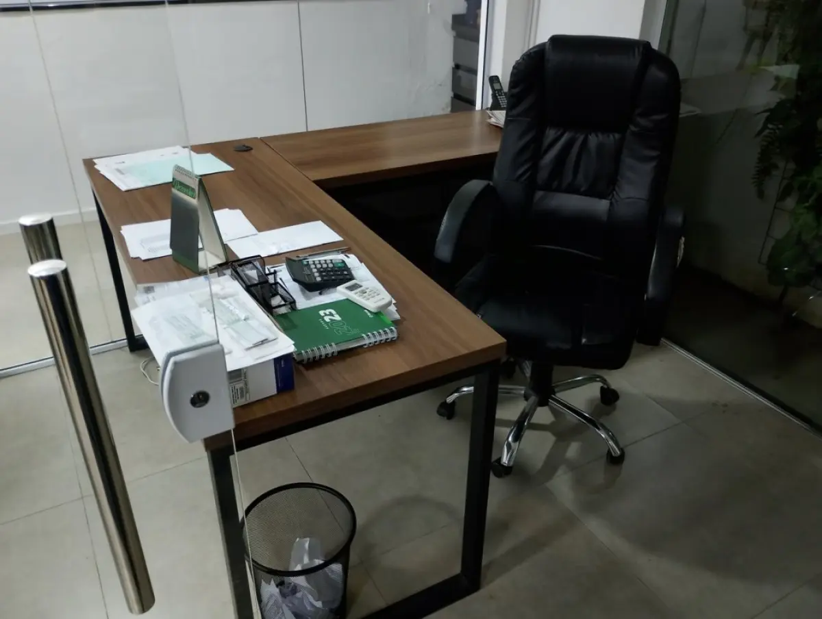 LOTE 141 - 1 Mesa escritório L, 1 Cadeira excutivo, 1 lixeira de escritório, 1 telefone s/fio e mais itens de escritório.