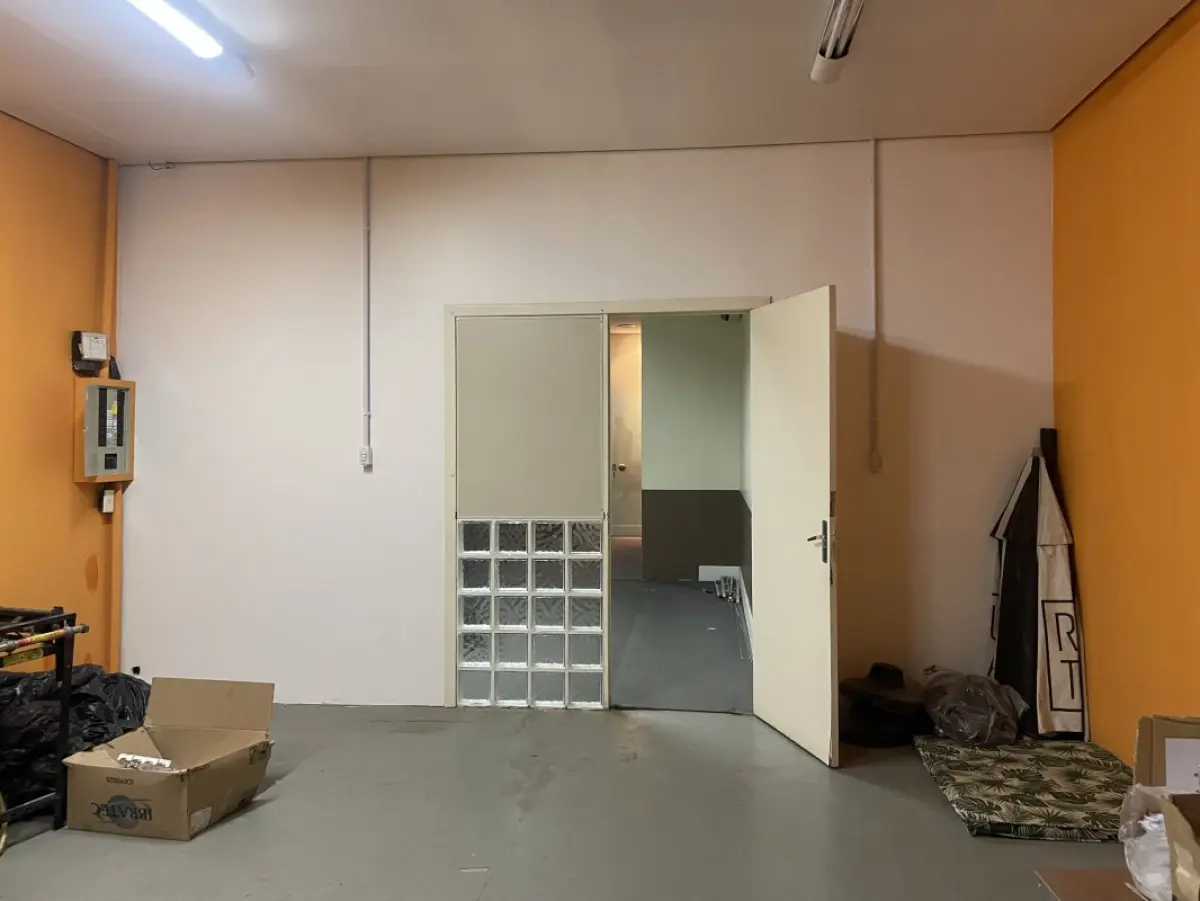 LOTE 000 - O prédio nºs 212 e 220 da Rua Hoffmann e o respectivo terreno medindo 15,50m de frente ao sudoeste, a dita rua; ao noroeste, mede 41,80m de extensão da frente ao fundo