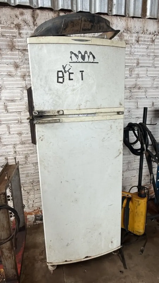 LOTE 089 - Geladeira BRASTEMP mal estado