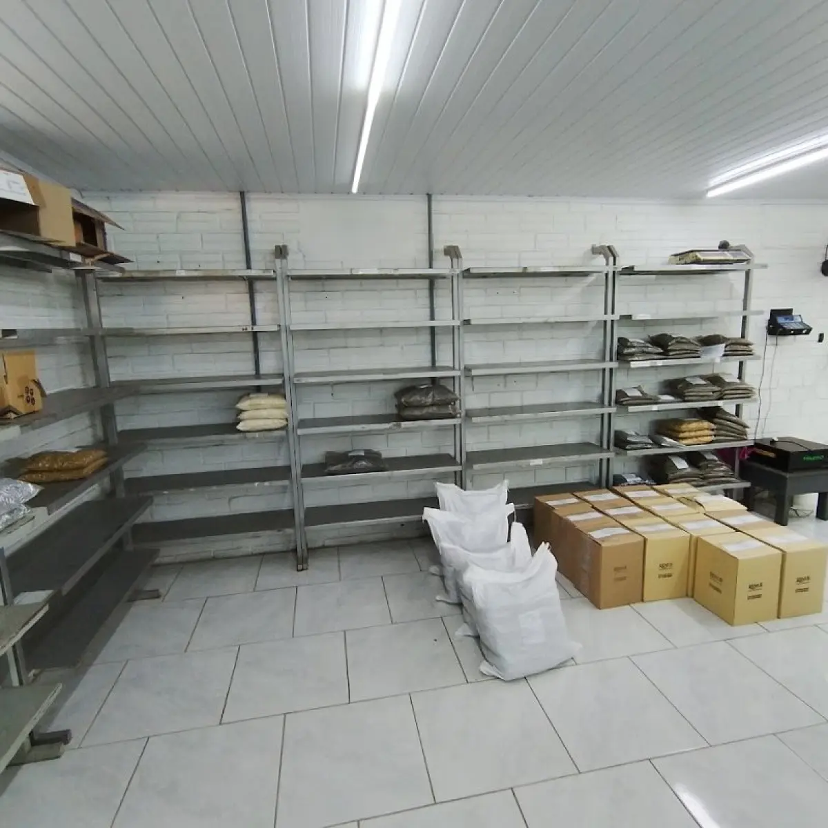 LOTE 013 - Térreo - Móveis, equipamentos de escritório, informática e armazenagem