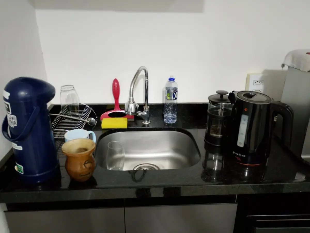 LOTE 140 - 1 Armário aéreo de cozinha, 1 Balcão de pia, 1 Frigobar BRASTEMP, 1 Purificador de água refrigerado, 1 Chaleira elétrica e mais utensílios de cozinha