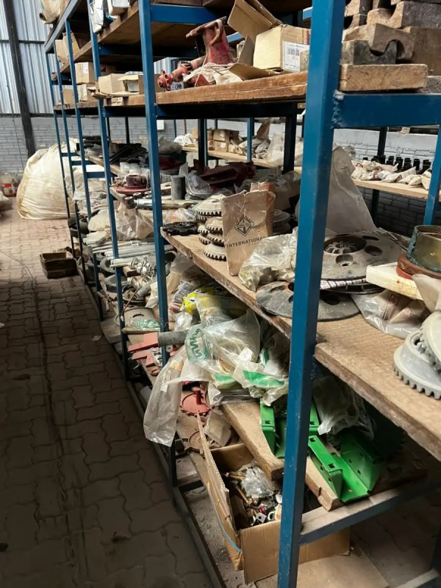 LOTE 001 - Lote com peças diversas para plantadeiras, tratores, colheitadeiras