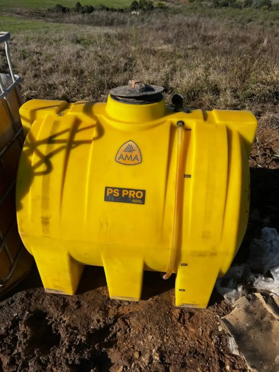 Tanque amarelo 600 litros e tambor de 1000 litros