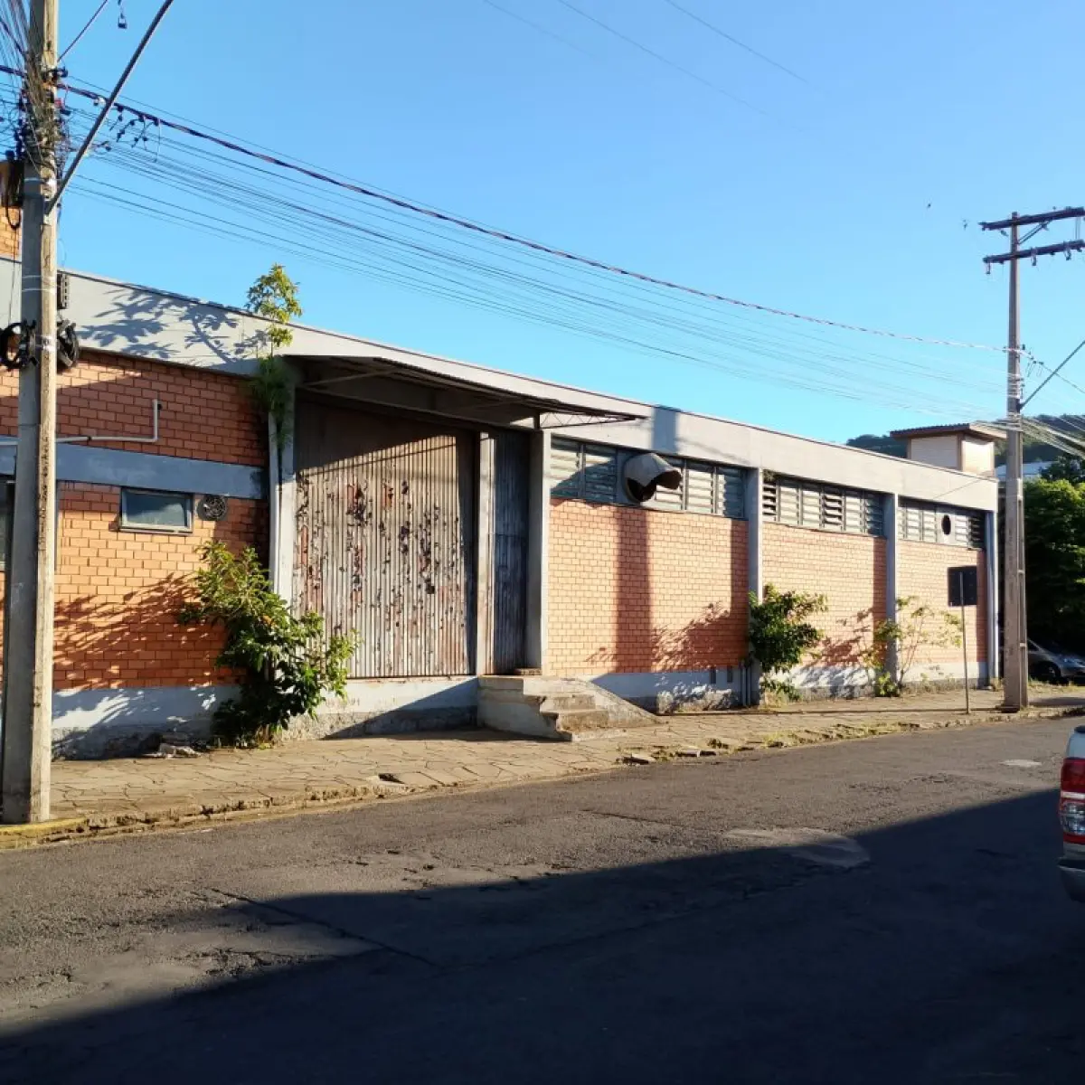 LOTE 001 - Um complexo de prédios industriais e comerciais na Rua João Correa, de esquina com complemento de pavilhões na Rua atrás que é a Rua Afonso Masiero. Terreno com área de 1.446,25m2 com nº 2188 na Rua Joao Correa