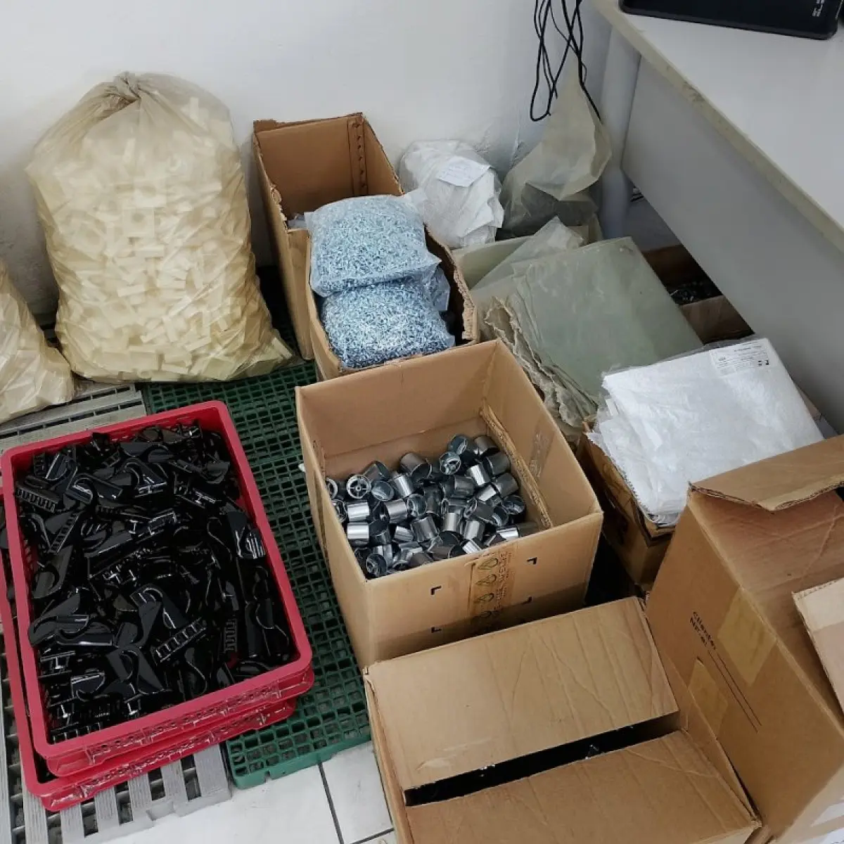 LOTE 012 - térreo - móveis equip de esc e informat