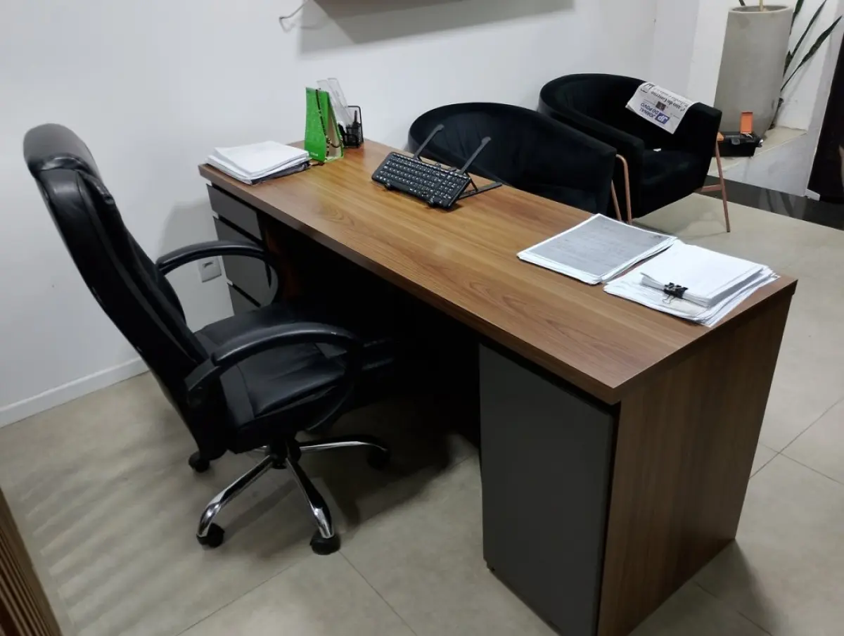 LOTE 137 - 1 Cadeira executiva, 1 Mesa de Escritório, 