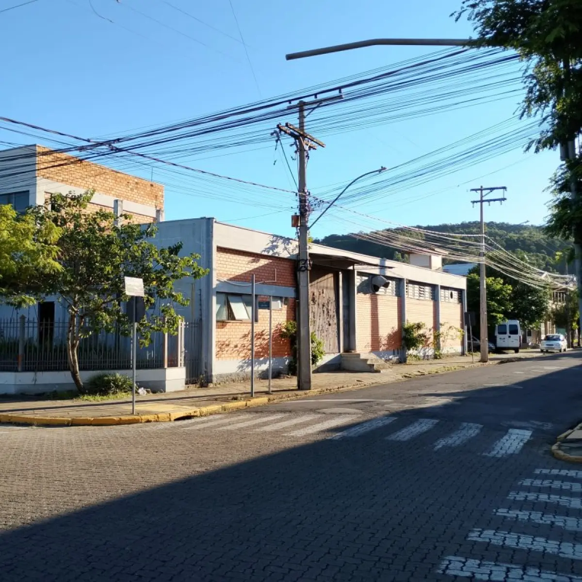 LOTE 001 - Um complexo de prédios industriais e comerciais na Rua João Correa, de esquina com complemento de pavilhões na Rua atrás que é a Rua Afonso Masiero. Terreno com área de 1.446,25m2 com nº 2188 na Rua Joao Correa