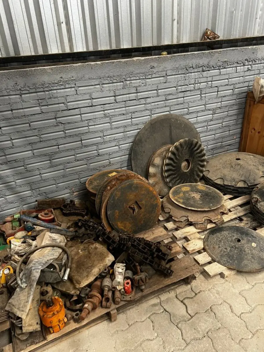 LOTE 001 - Lote com peças diversas para plantadeiras, tratores, colheitadeiras