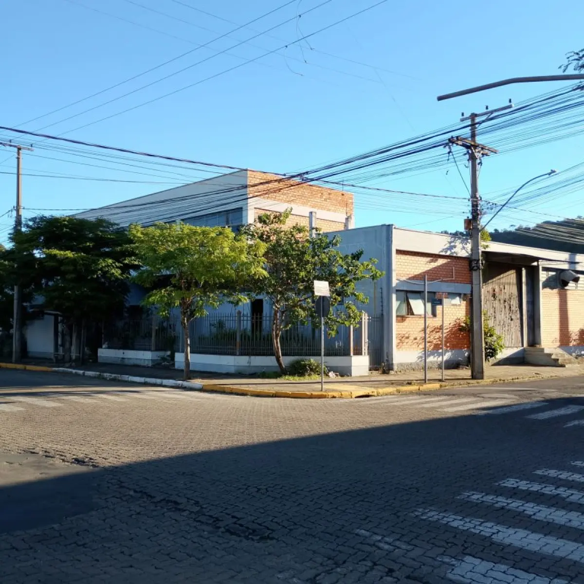 LOTE 001 - Um complexo de prédios industriais e comerciais na Rua João Correa, de esquina com complemento de pavilhões na Rua atrás que é a Rua Afonso Masiero. Terreno com área de 1.446,25m2 com nº 2188 na Rua Joao Correa