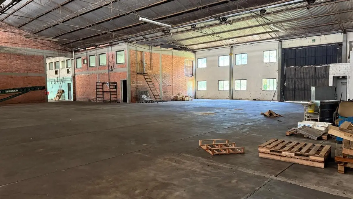 LOTE 001 - Uma área de terras com 39.353,50m², localizada na Estrada BR-116, zona urbana desta cidade de Eldorado do Sul/RS Uma fração de terras, situada à margem da BR-116, no distrito de Flor do Conde, na zona de expansão urbana deste município de Guaíba