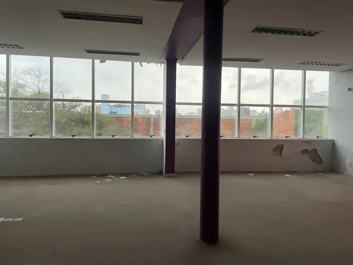 LOTE 000 - O prédio nºs 212 e 220 da Rua Hoffmann e o respectivo terreno medindo 15,50m de frente ao sudoeste, a dita rua; ao noroeste, mede 41,80m de extensão da frente ao fundo