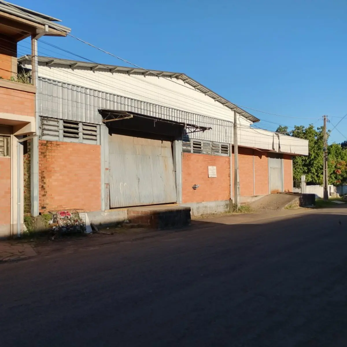 LOTE 001 - Um complexo de prédios industriais e comerciais na Rua João Correa, de esquina com complemento de pavilhões na Rua atrás que é a Rua Afonso Masiero. Terreno com área de 1.446,25m2 com nº 2188 na Rua Joao Correa