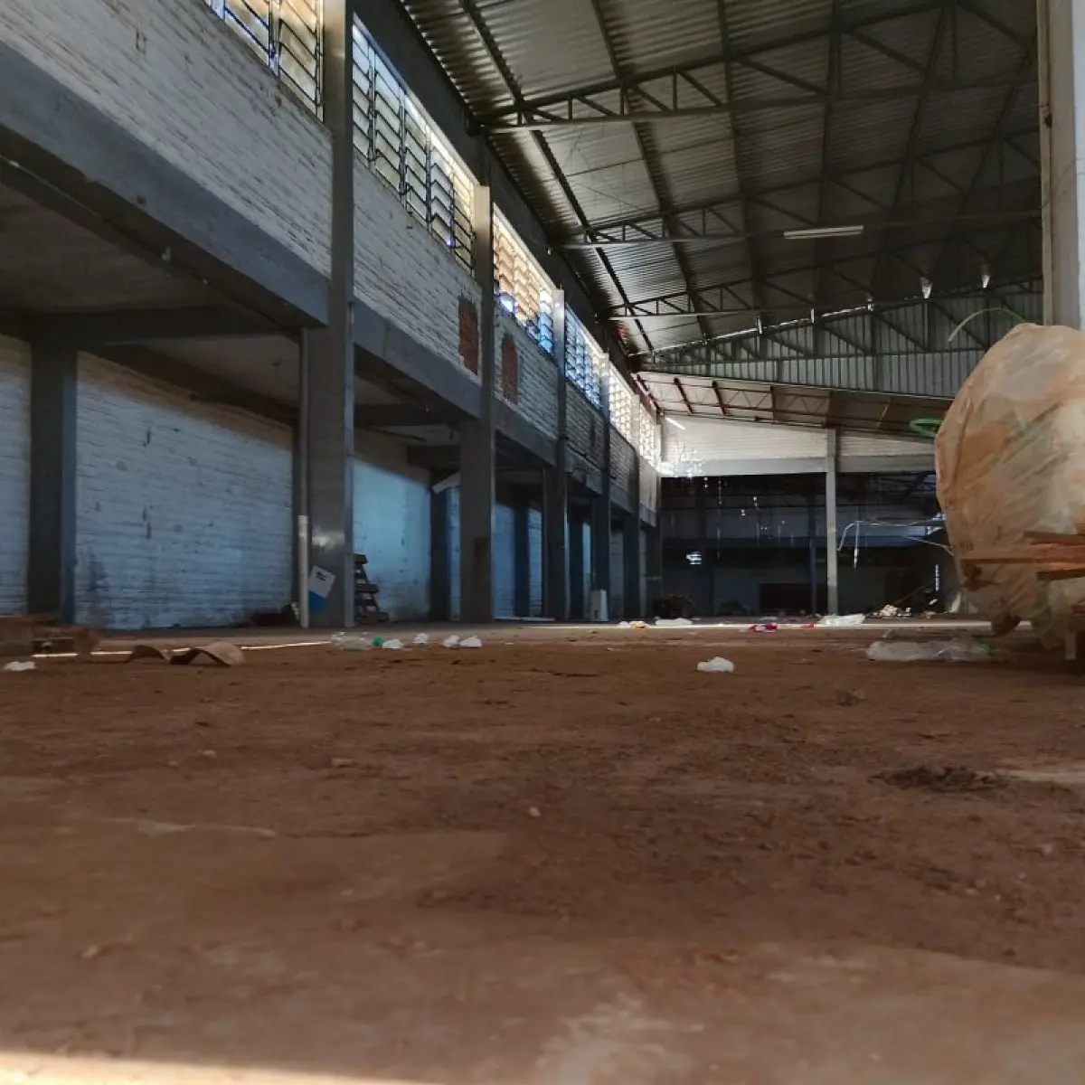 LOTE 001 - Um complexo de prédios industriais e comerciais na Rua João Correa, de esquina com complemento de pavilhões na Rua atrás que é a Rua Afonso Masiero. Terreno com área de 1.446,25m2 com nº 2188 na Rua Joao Correa
