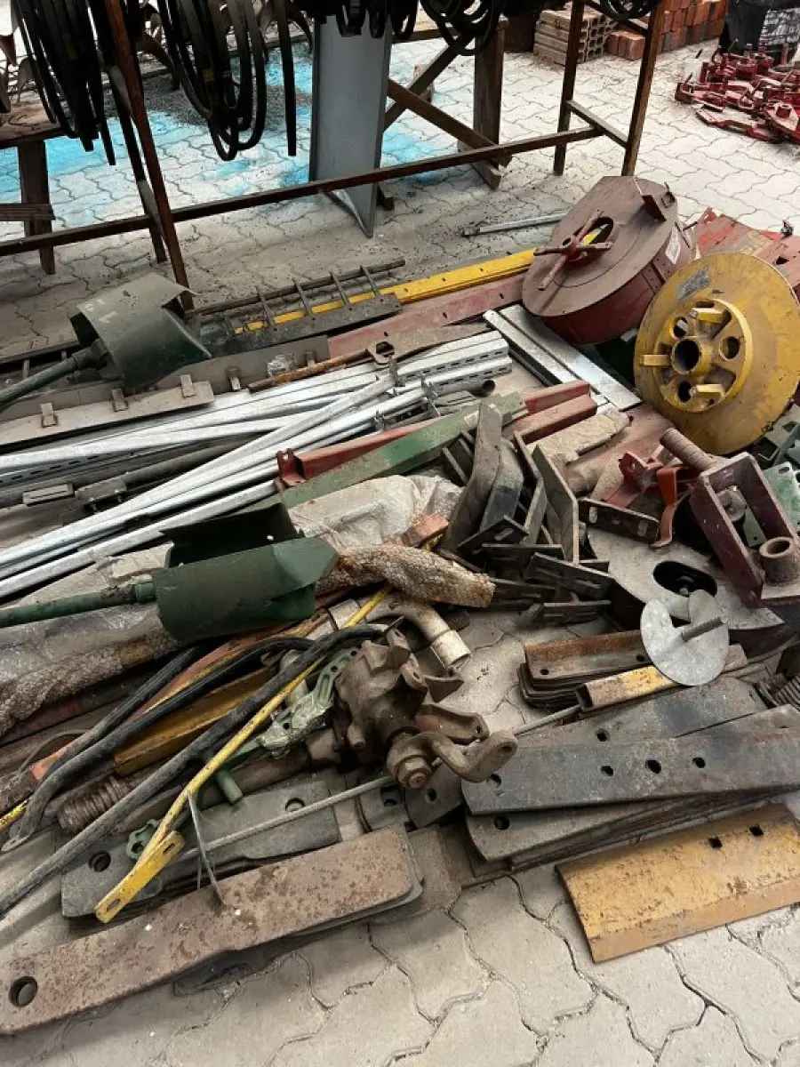 LOTE 001 - Lote com peças diversas para plantadeiras, tratores, colheitadeiras