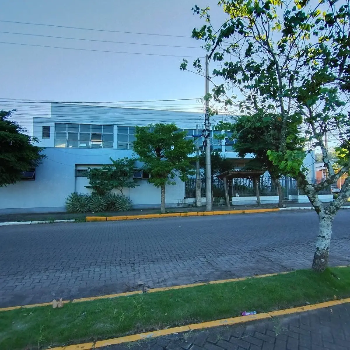 LOTE 001 - Um complexo de prédios industriais e comerciais na Rua João Correa, de esquina com complemento de pavilhões na Rua atrás que é a Rua Afonso Masiero. Terreno com área de 1.446,25m2 com nº 2188 na Rua Joao Correa