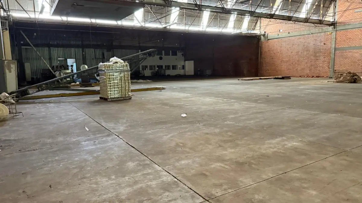 LOTE 001 - Uma área de terras com 39.353,50m², localizada na Estrada BR-116, zona urbana desta cidade de Eldorado do Sul/RS Uma fração de terras, situada à margem da BR-116, no distrito de Flor do Conde, na zona de expansão urbana deste município de Guaíba