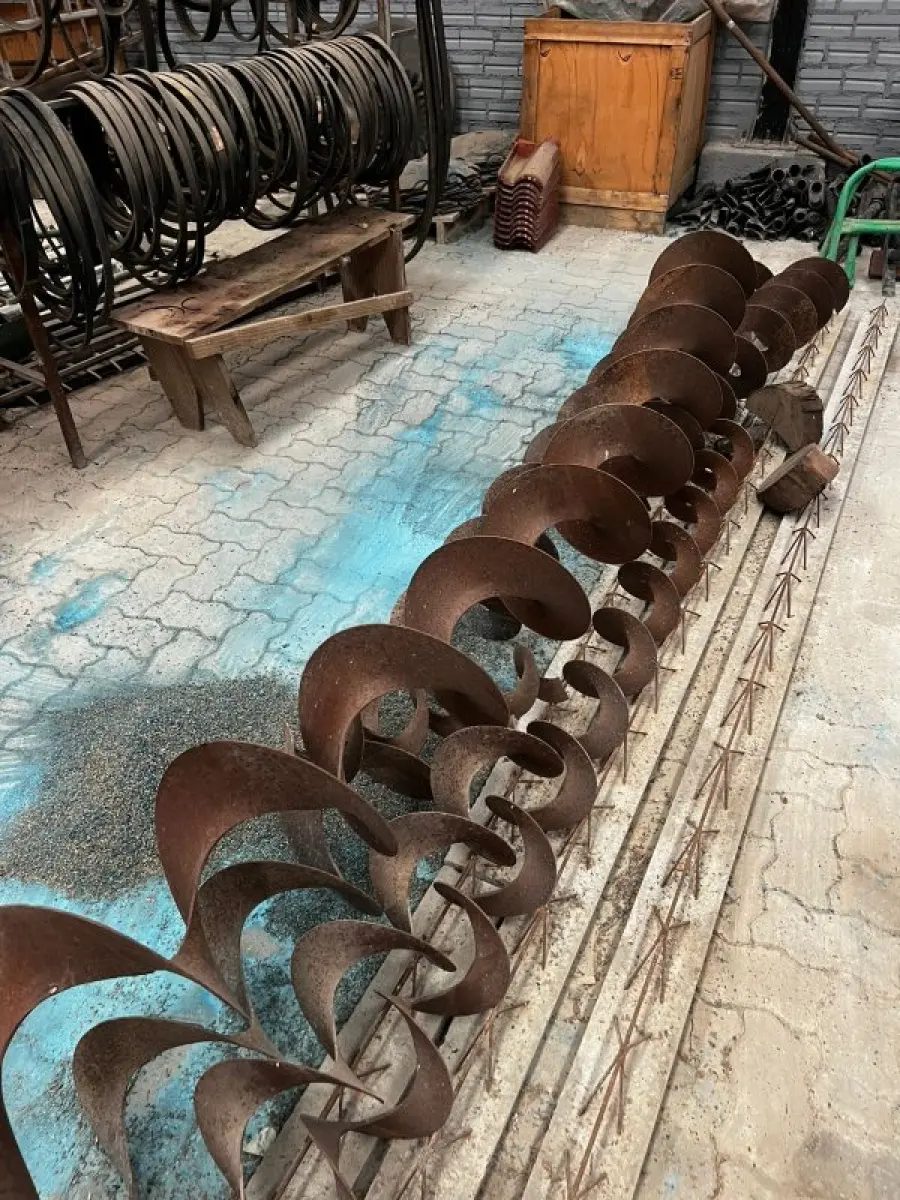 LOTE 001 - Lote com peças diversas para plantadeiras, tratores, colheitadeiras