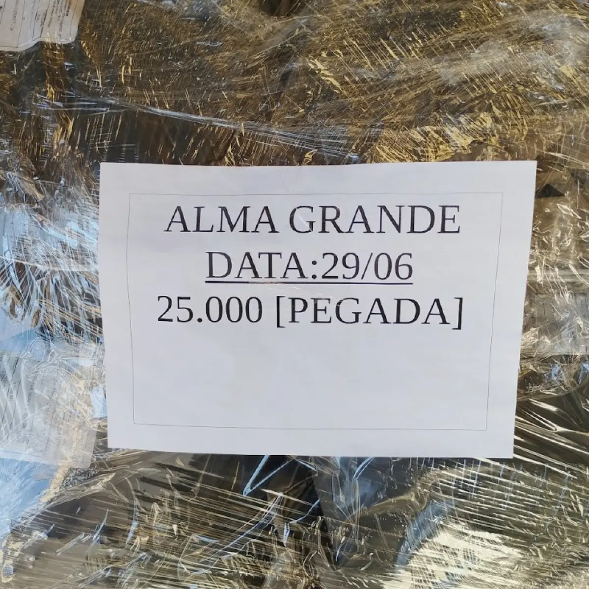 LOTE 022 - Balança, estantes e peças diversas