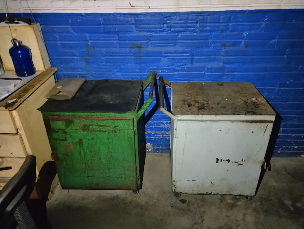 LOTE 171 - lote com div bancadas de trabalho metalizas etc