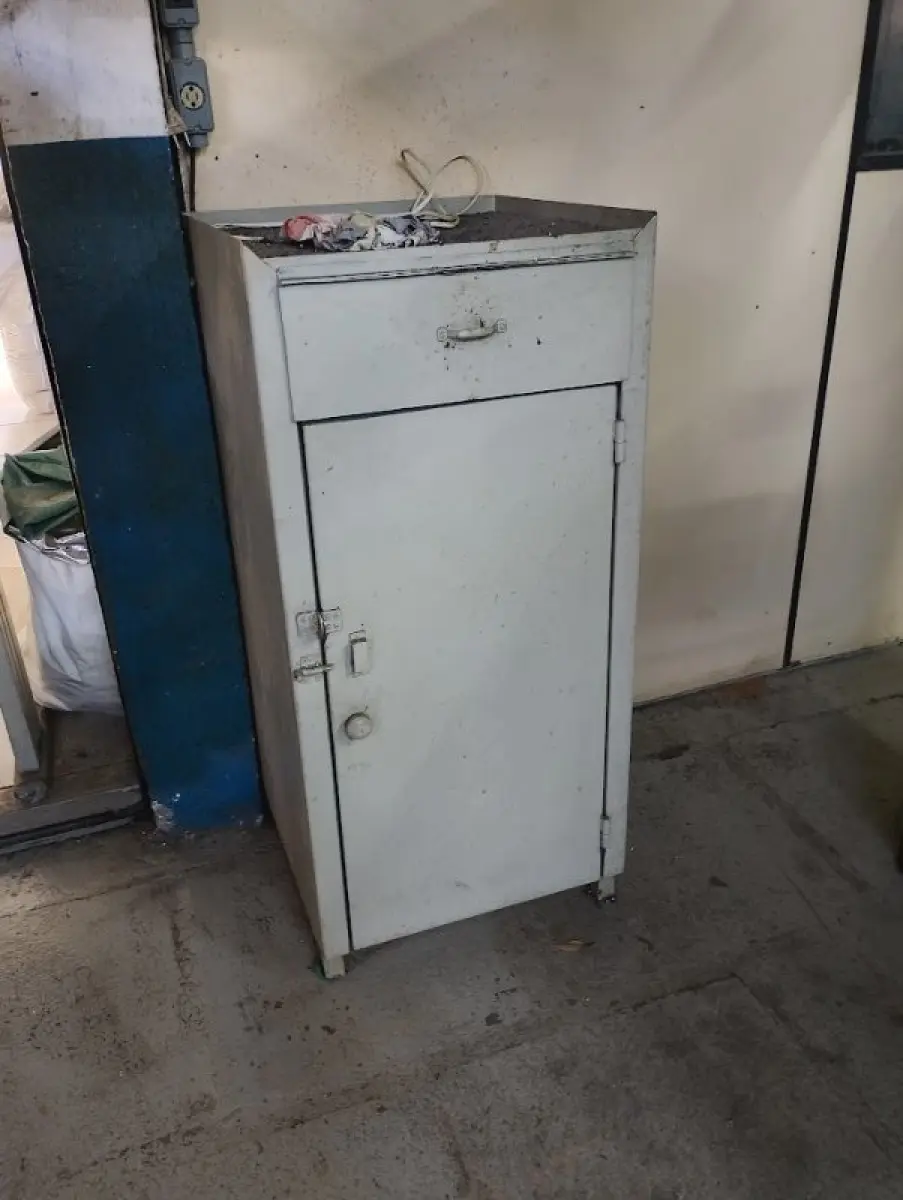 LOTE 056 - armario aço