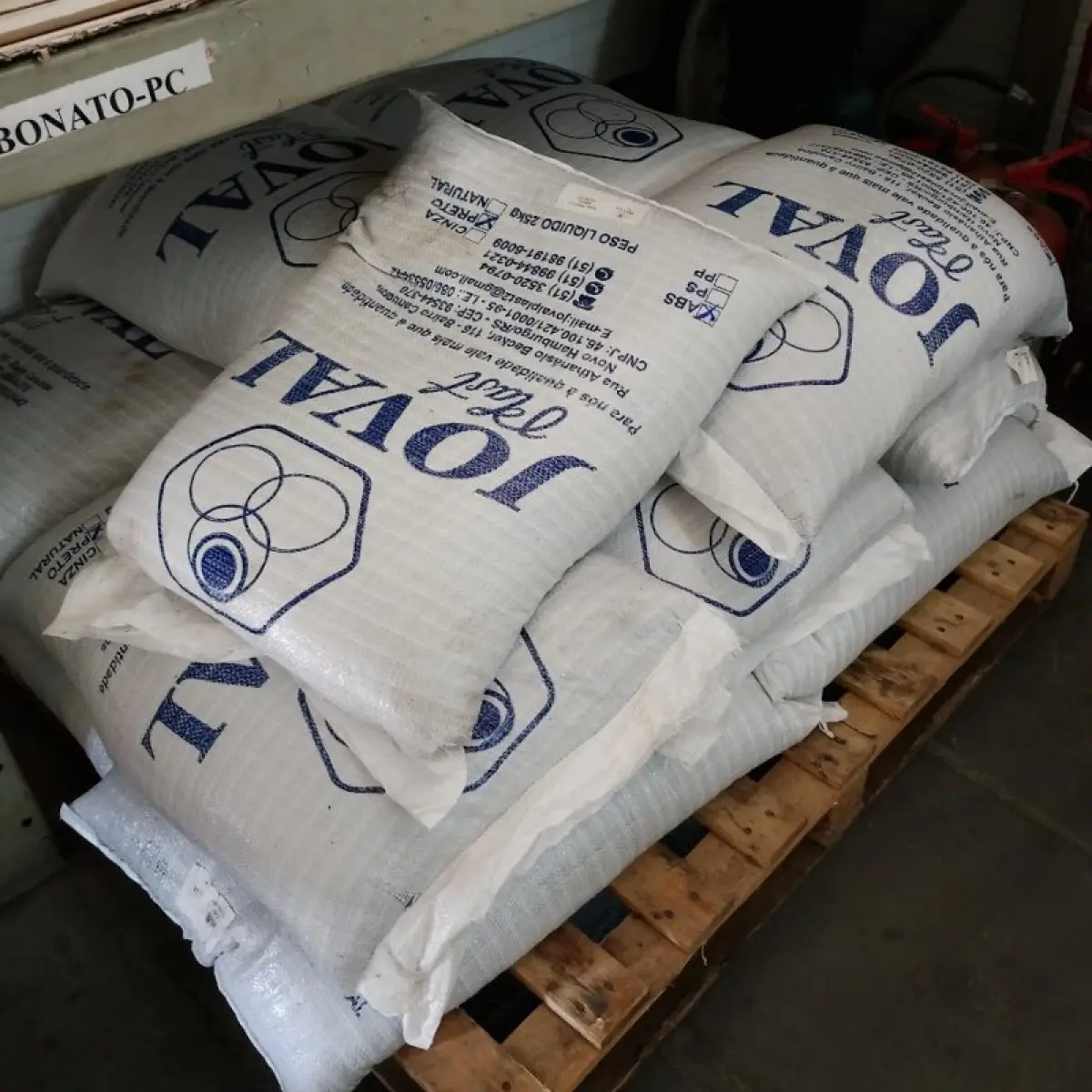 LOTE 016 - Térreo - Estantes de aço, paleteira, resinas plásticas e fitas de aço