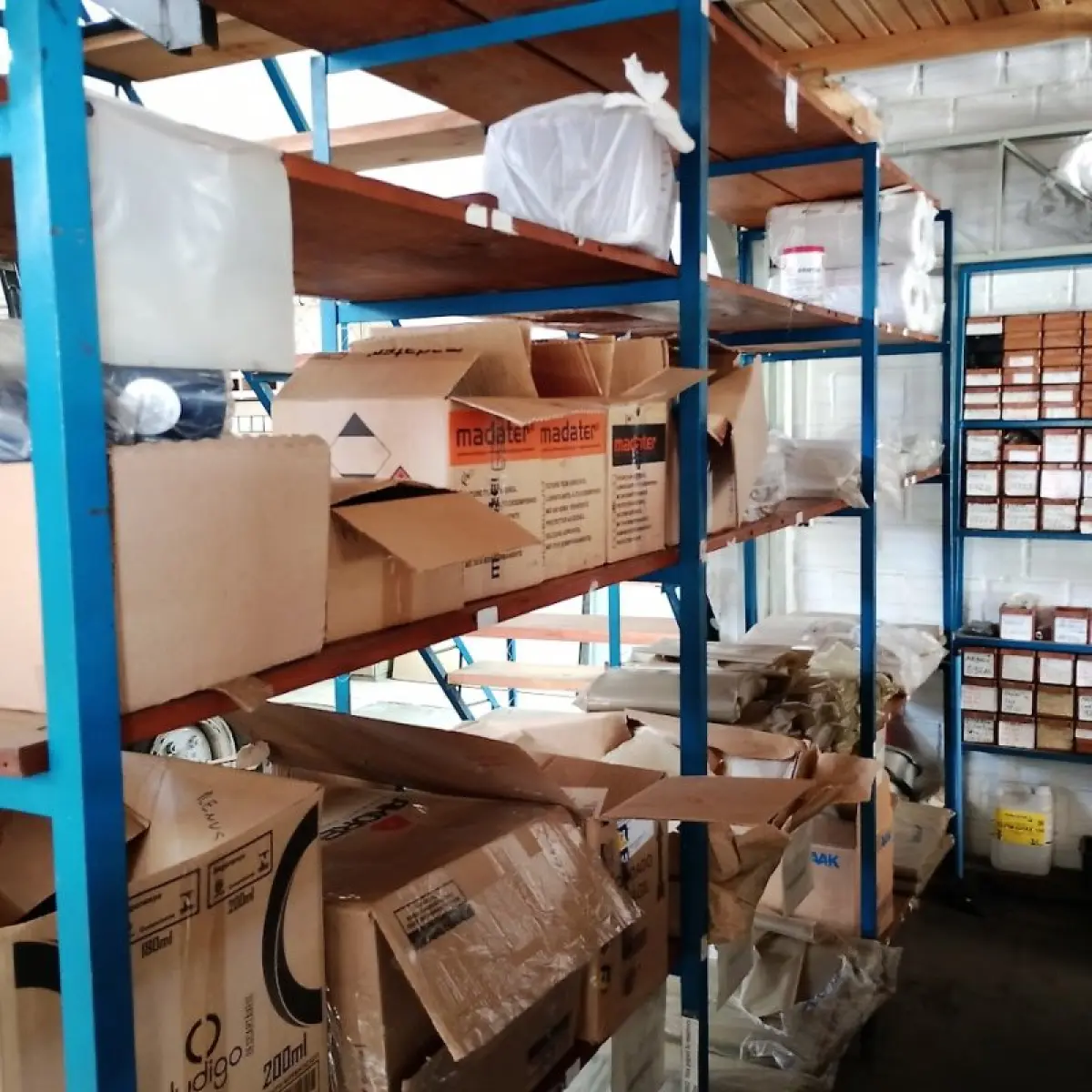 LOTE 015 - Térreo - Estantes de aço, paleteira, resinas plásticas e fitas de aço