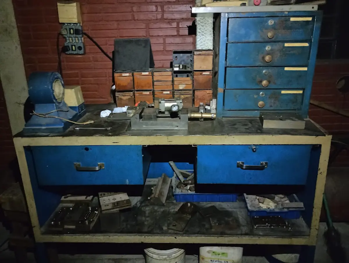 LOTE 171 - lote com div bancadas de trabalho metalizas etc
