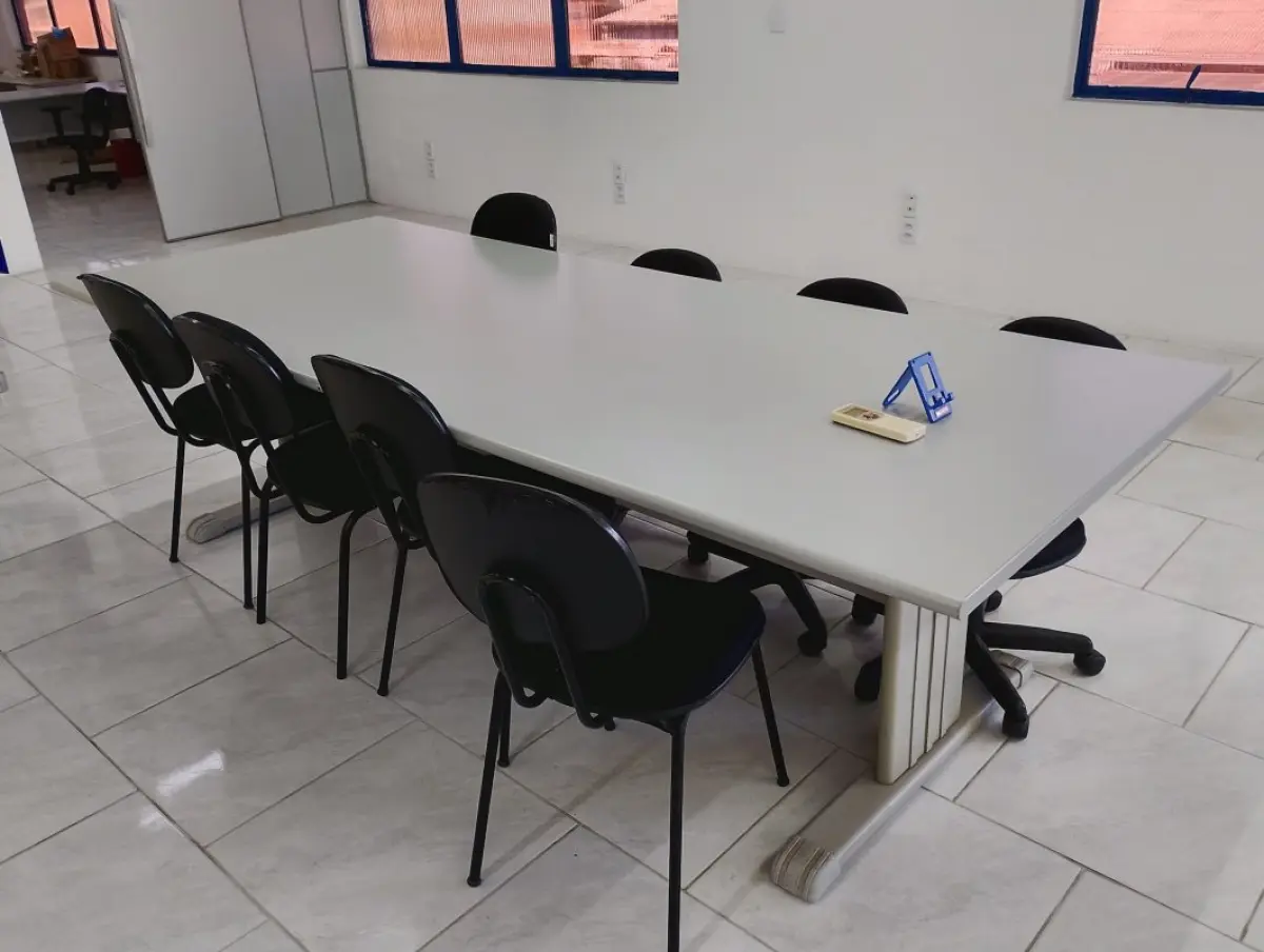 LOTE 218 - 12 mesas L escritório, 01 mesa grande reuniões, 08 cadeiras fixa, 02 cadeira giratória, 05 estantes de aço, 01 blcão baixocom divisórias, 01 balcão bixo 2 portas com gavetas, 03 armários de escritório, 01 mesa de madeira marron, kit de mostruário suspenso.