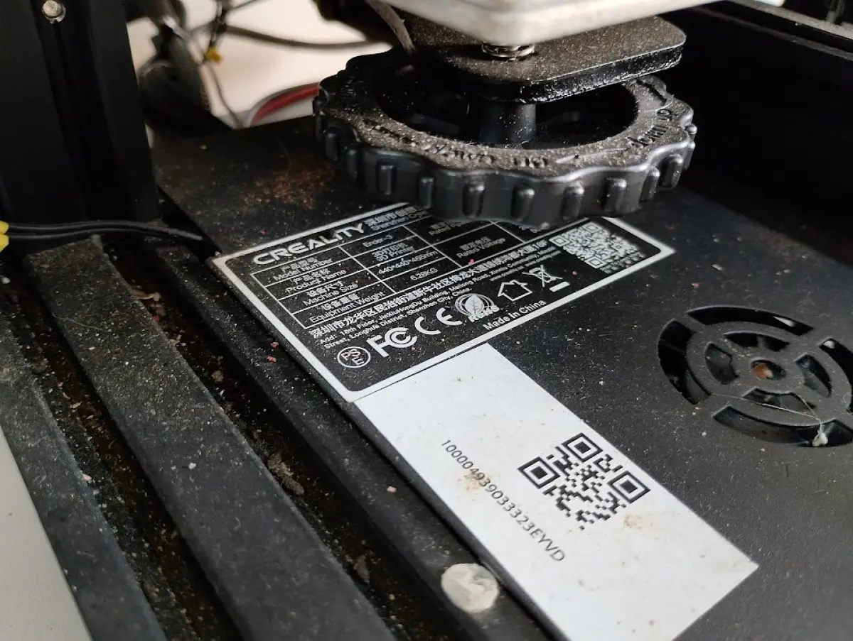 LOTE 110 - 01 impressora 3D de bancada, marca Creality, modelo Ender-3, com painel de controle LCD e suporte superior para rolo de filamento.