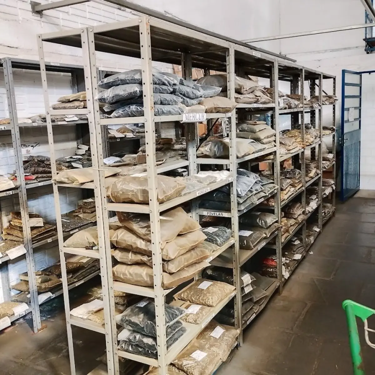 LOTE 022 - Balança, estantes e peças diversas