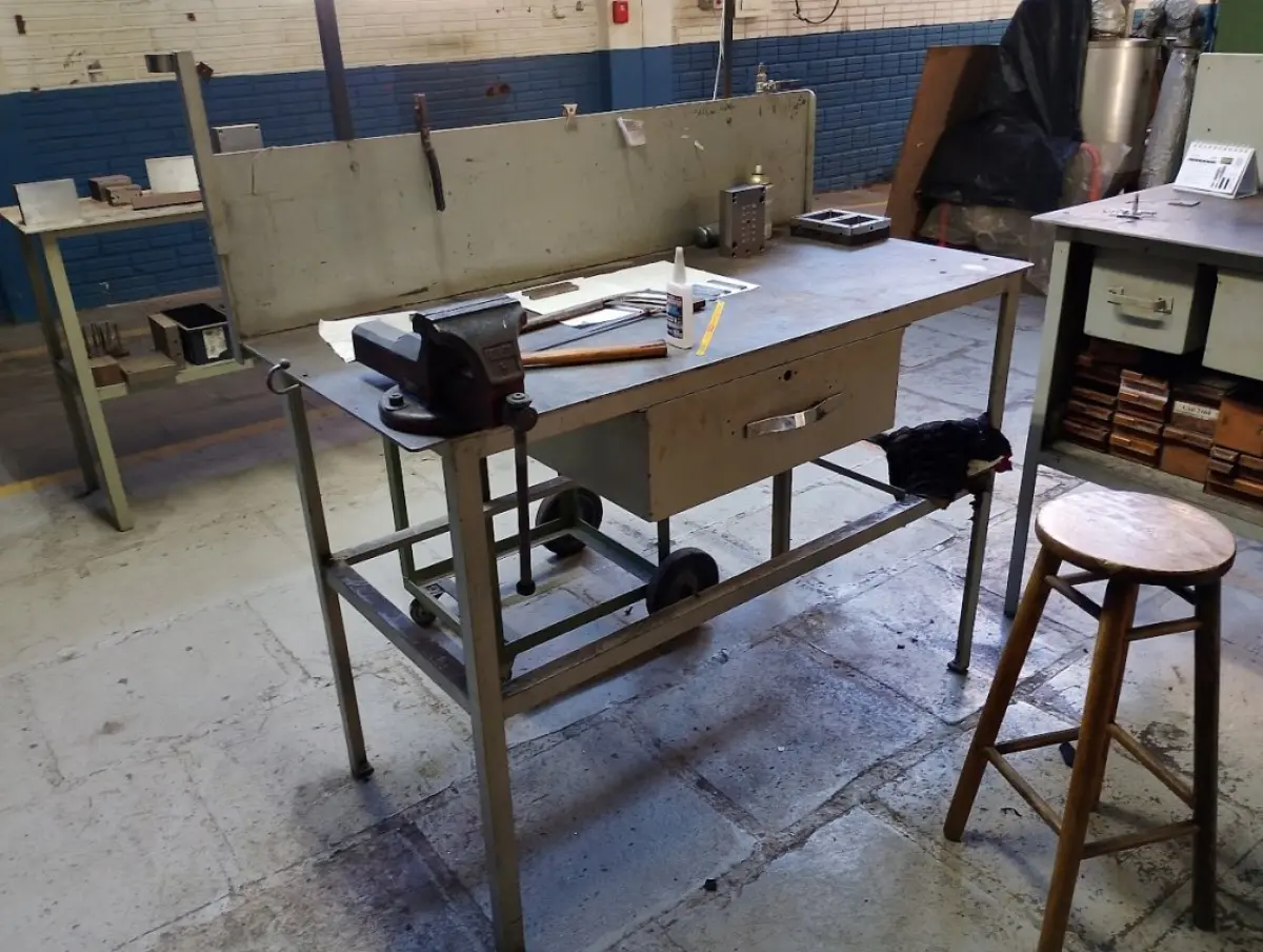 LOTE 048 - bancada metalica com gaveta e painel e um torno 1 martelo