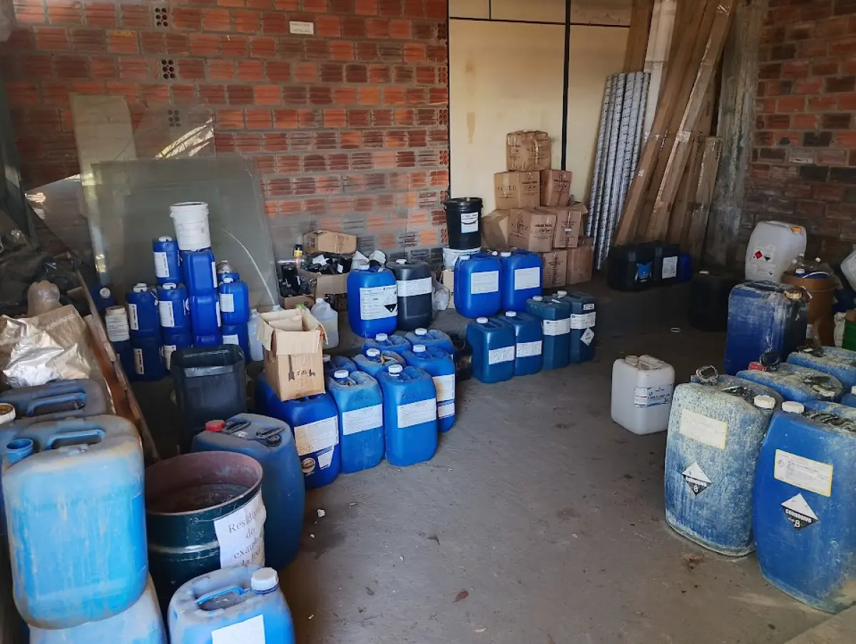 LOTE 158 - Lote contendo contêineres IBC, bombonas plásticas diversas, tanques, tambores industriais e materiais mistos (sucatas de madeira, vidro e papelão).