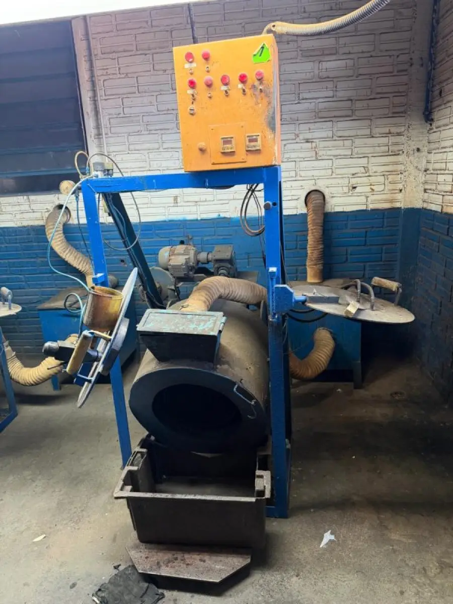 LOTE 225 - 01 Cabine de pintura (Arpi Aspersul); 01 Estufa industrial (Tecnipar); 03 Máquinas de rotomoldagem com painéis de controle; 03 Ventiladores industriais de parede (Ventisol/Arge/Turboflex); Conjunto de tanques e cubas industriais em polipropileno/fibra; Bancadas de trabalho metálicas com morsa; Estruturas metálicas diversas (racks, estantes e carrinhos de transporte); Peças cilíndricas em ferro fundido; Exaustores com tubulações flexíveis; Tambores metálicos (Ipiranga); Insumos químicos organizados em estantes, 02 ventiladores industriais